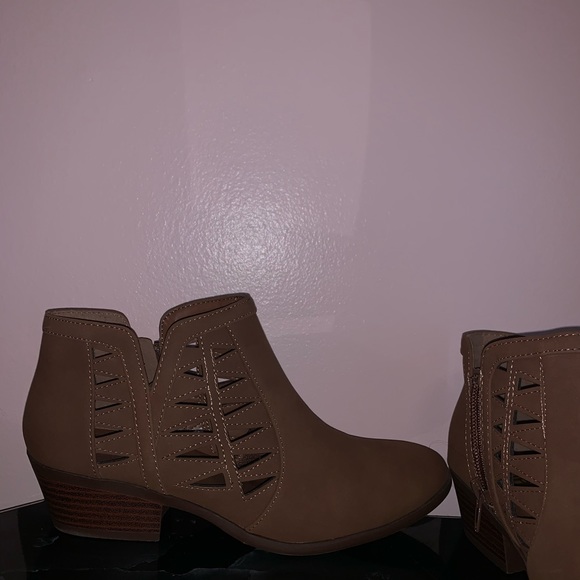 boots🤍 - Picture 3 of 3